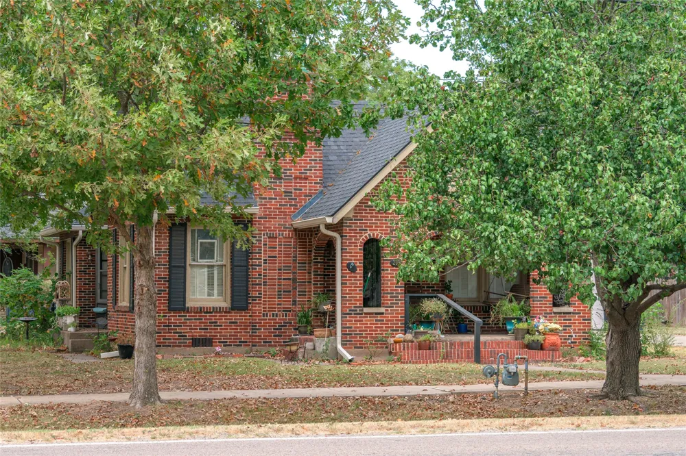 209 S Bond Street Whitewright, TX 75491