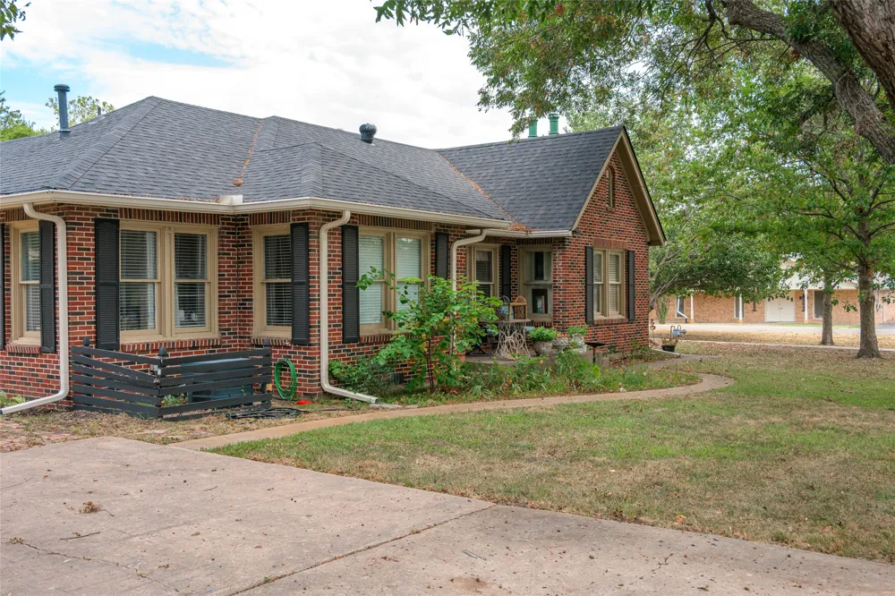 209 S Bond Street Whitewright, TX 75491