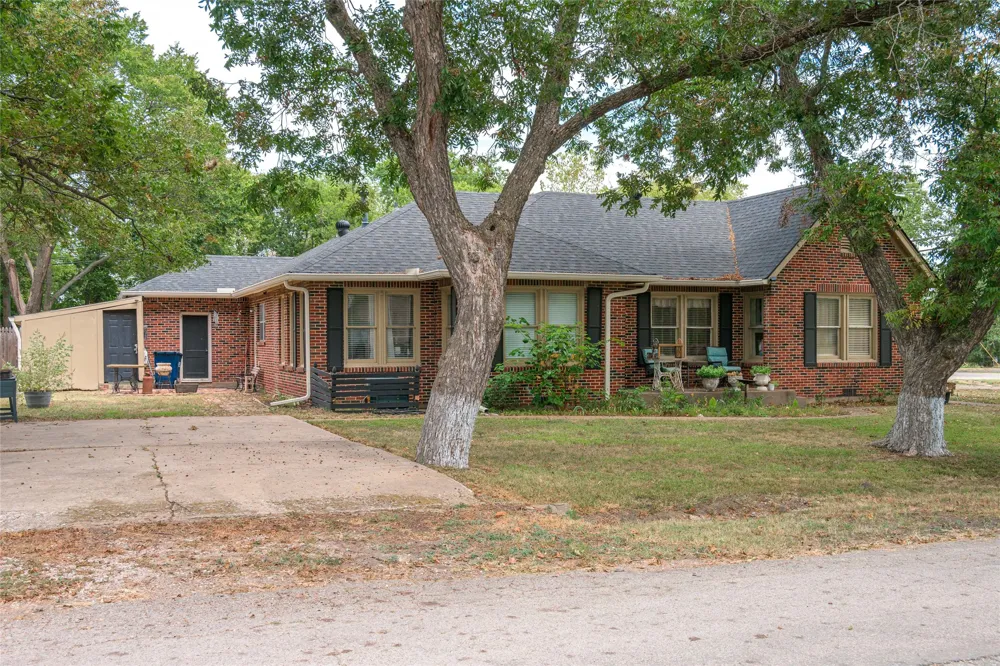 209 S Bond Street Whitewright, TX 75491