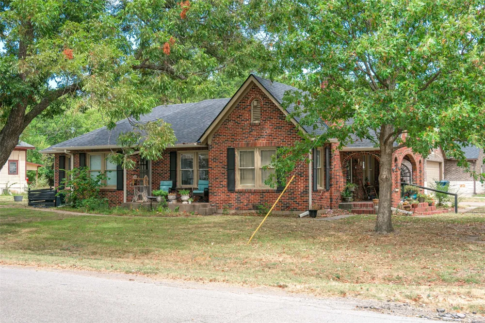 209 S Bond Street Whitewright, TX 75491