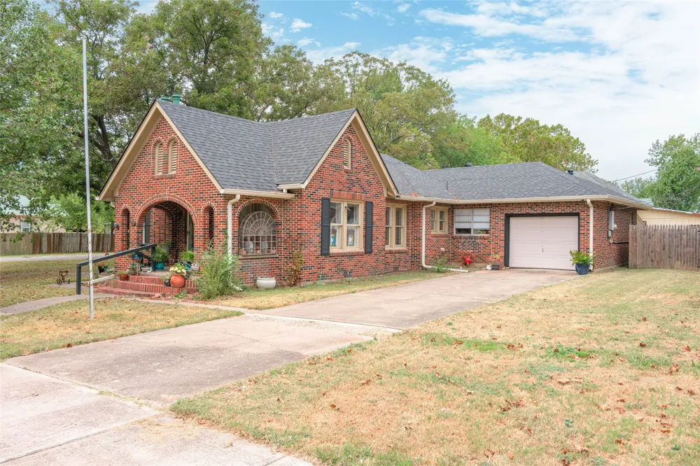 209 S Bond Street Whitewright, TX 75491