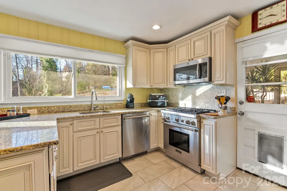 2 Bevlyn Drive Asheville, NC 28803
