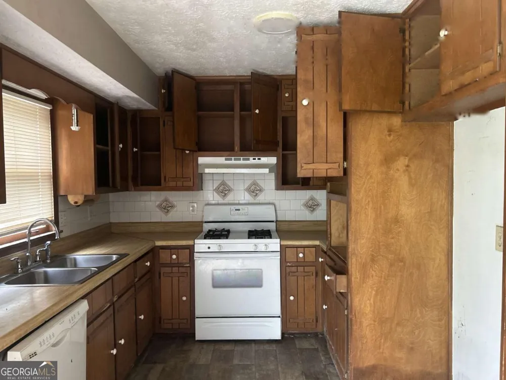 667 King RD Stone Mountain, GA 30088