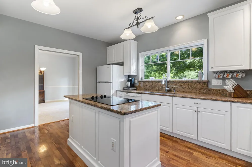 7975 BILLINGSLEY ROAD White Plains, MD 20695