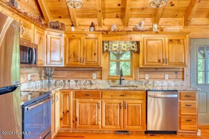 81 Grant Drive Brasstown, NC 28902