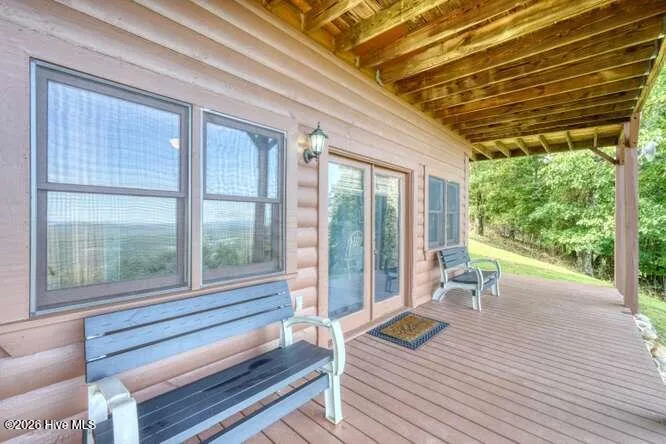 81 Grant Drive Brasstown, NC 28902