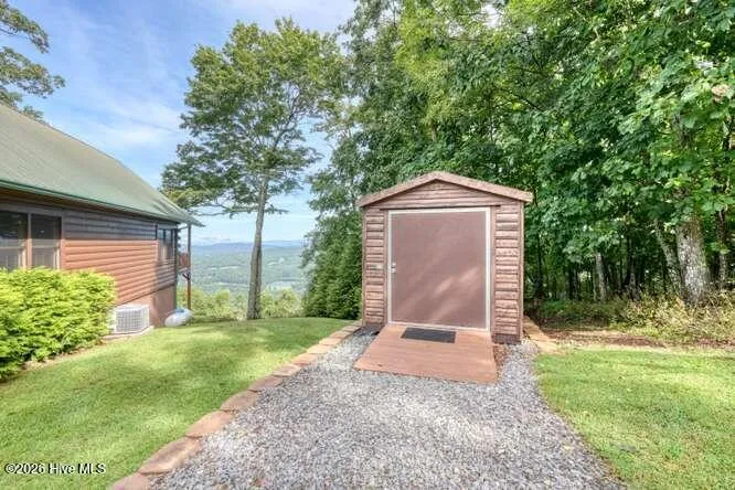 81 Grant Drive Brasstown, NC 28902