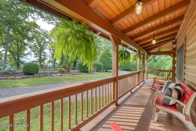 81 Grant Drive Brasstown, NC 28902