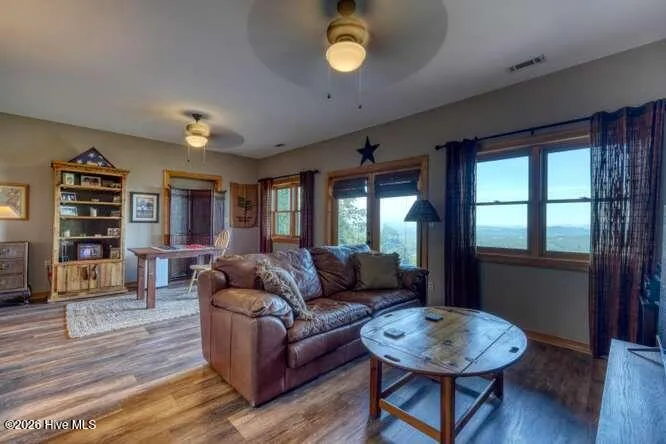 81 Grant Drive Brasstown, NC 28902