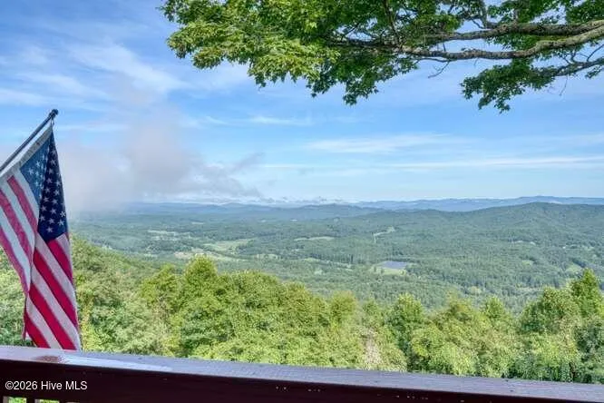 81 Grant Drive Brasstown, NC 28902