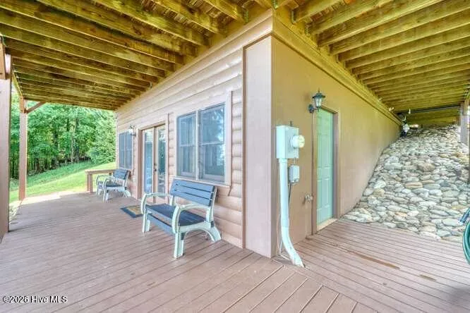 81 Grant Drive Brasstown, NC 28902