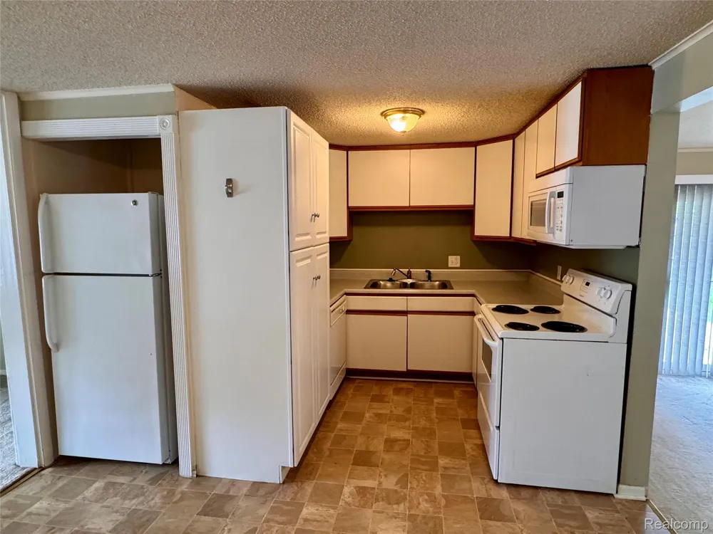 37197 Jefferson Avenue Harrison Charter Township, MI 48045