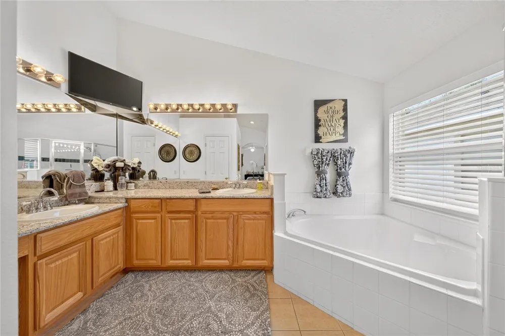 358 LANCASTER DR Davenport, FL 33897