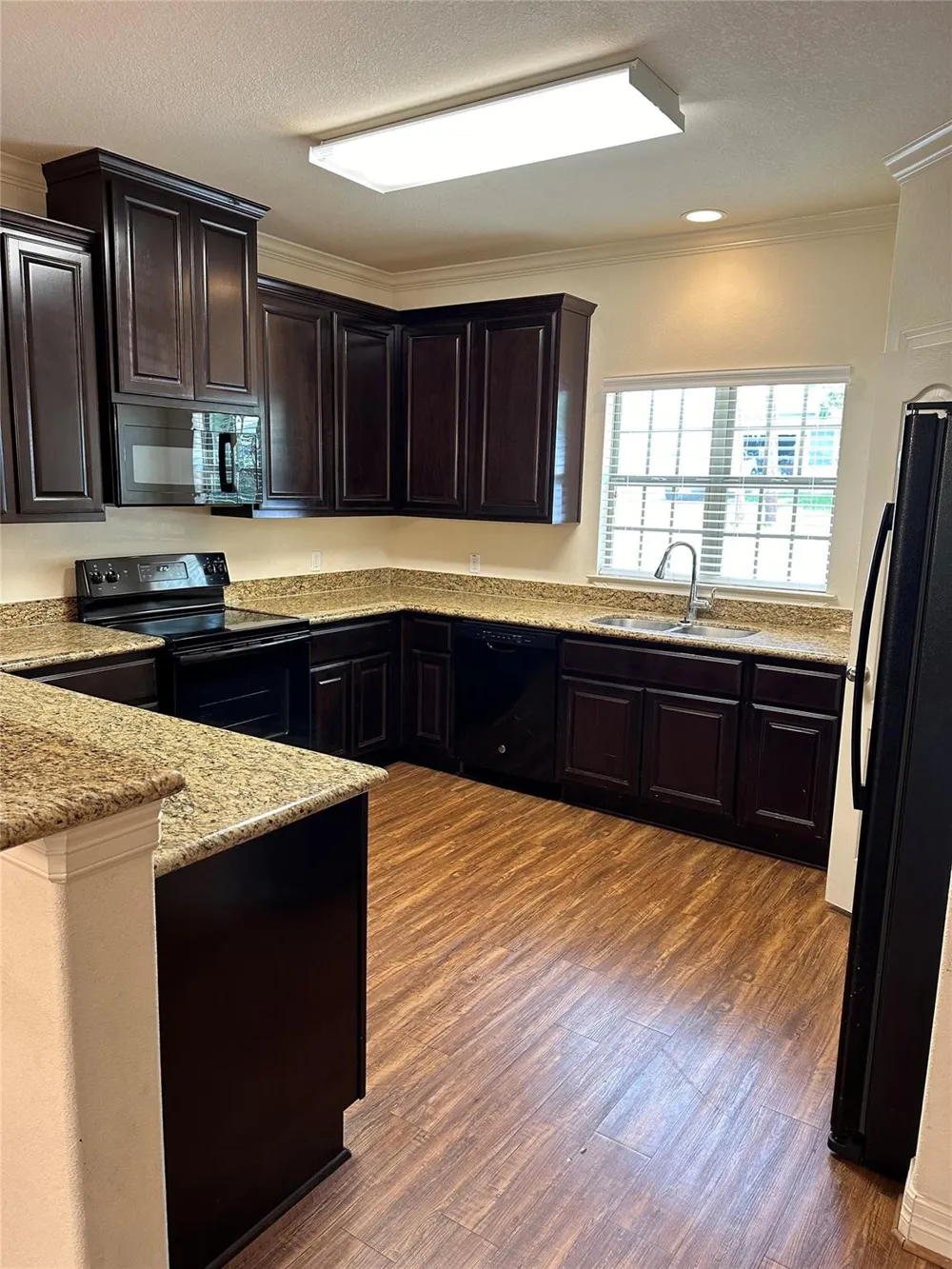 210 S Tesch Bellville, TX 77418