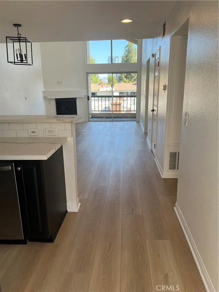5550 Owensmouth #317 Woodland Hills, CA 91367