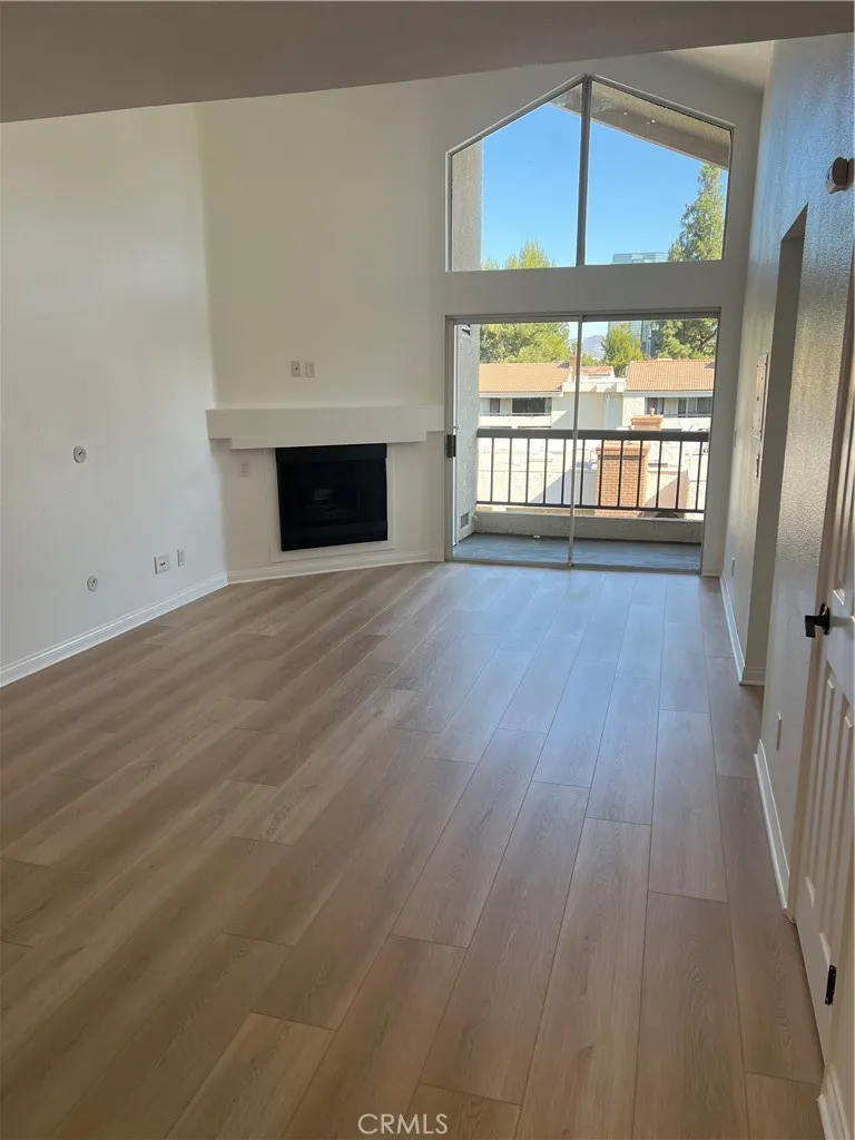 5550 Owensmouth #317 Woodland Hills, CA 91367
