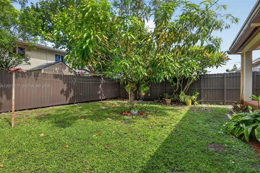 4585 E 9th Ln Hialeah, FL 33013