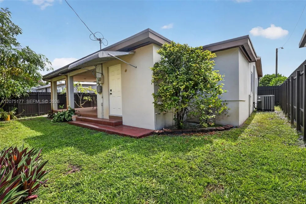 4585 E 9th Ln Hialeah, FL 33013