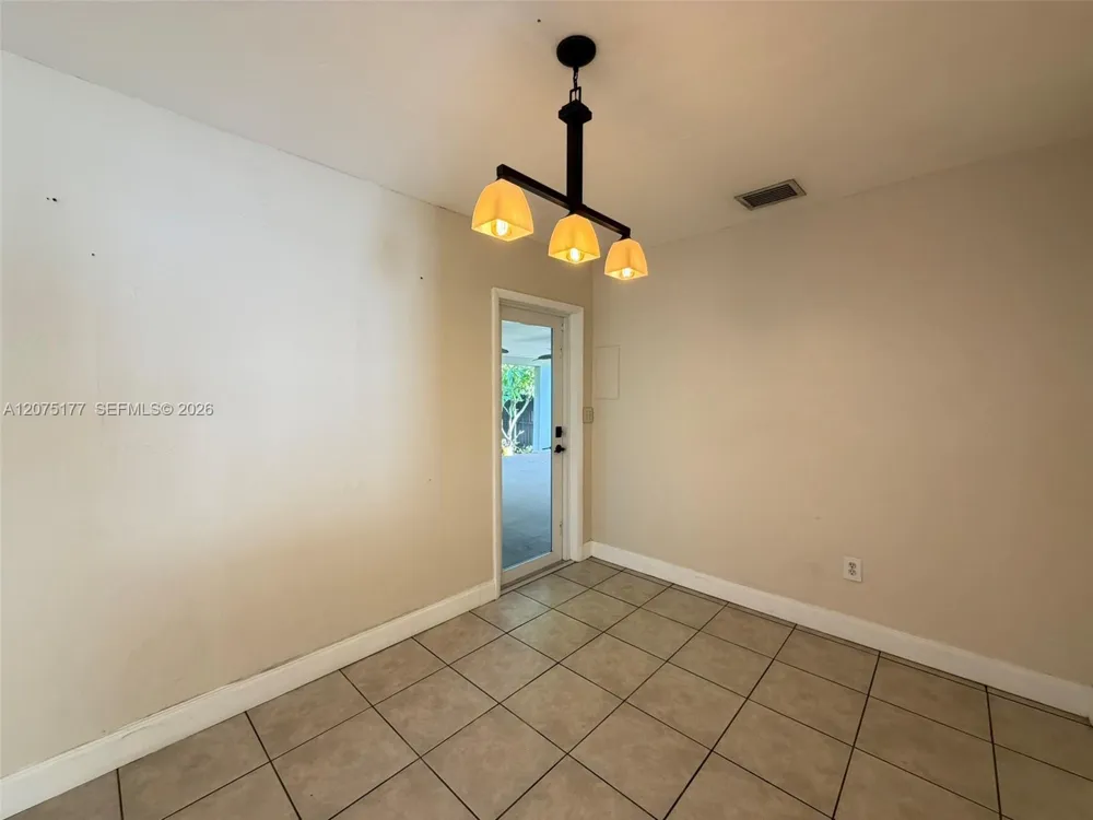 4585 E 9th Ln Hialeah, FL 33013