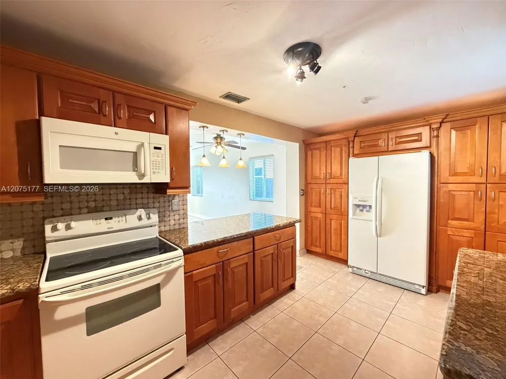 4585 E 9th Ln Hialeah, FL 33013