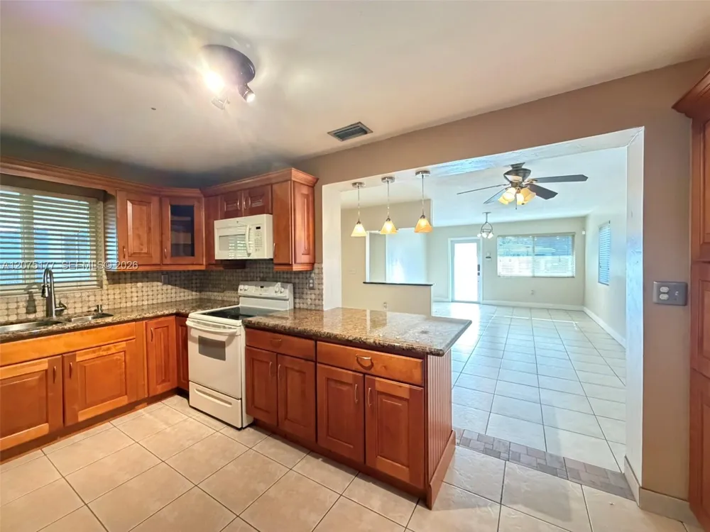 4585 E 9th Ln Hialeah, FL 33013