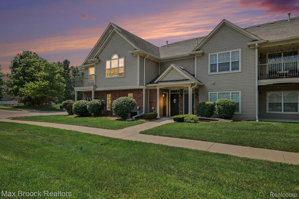 49086 W Woods Drive Shelby Charter Township, MI 48317