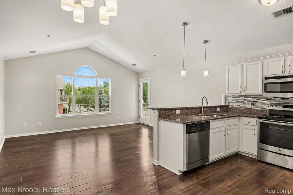 49086 W Woods Drive Shelby Charter Township, MI 48317