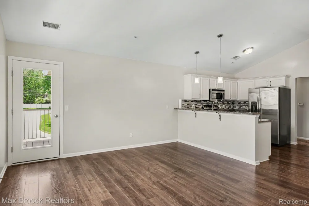 49086 W Woods Drive Shelby Charter Township, MI 48317