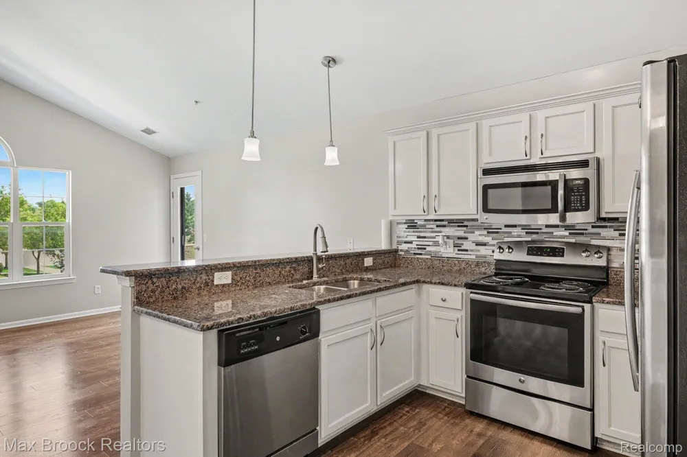 49086 W Woods Drive Shelby Charter Township, MI 48317