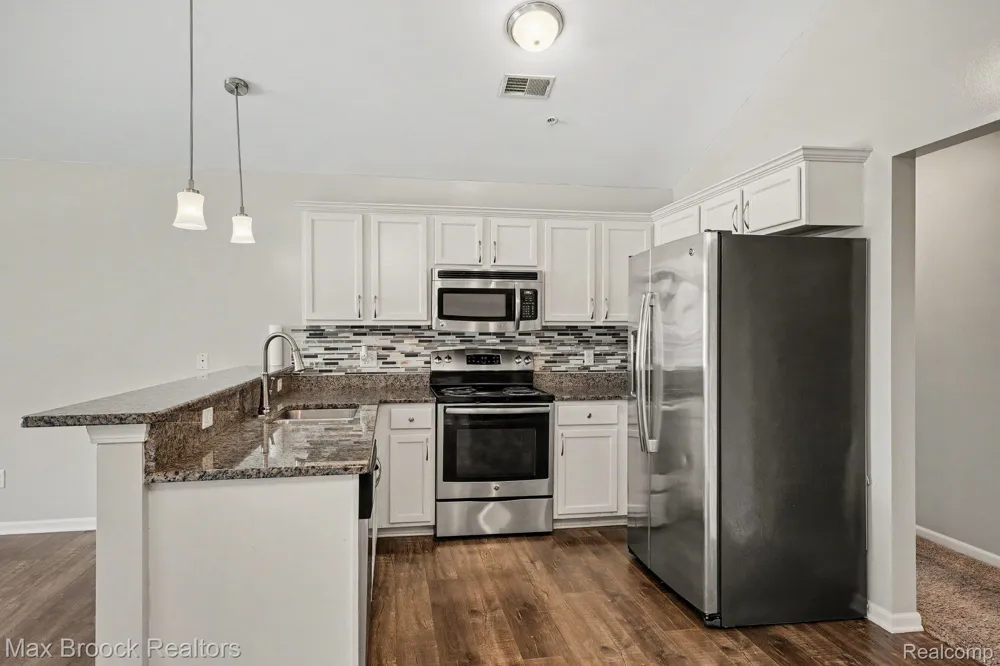 49086 W Woods Drive Shelby Charter Township, MI 48317