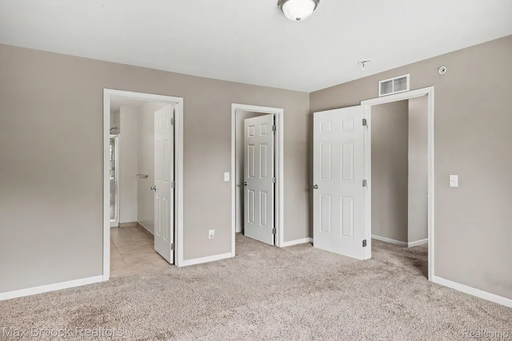 49086 W Woods Drive Shelby Charter Township, MI 48317