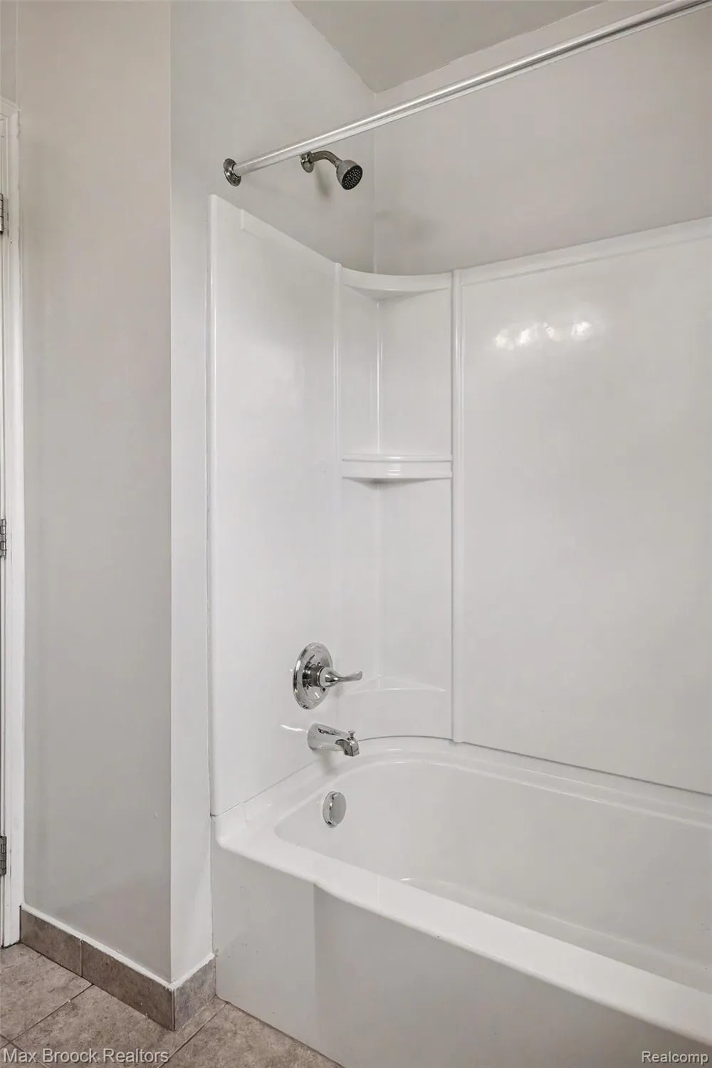 49086 W Woods Drive Shelby Charter Township, MI 48317