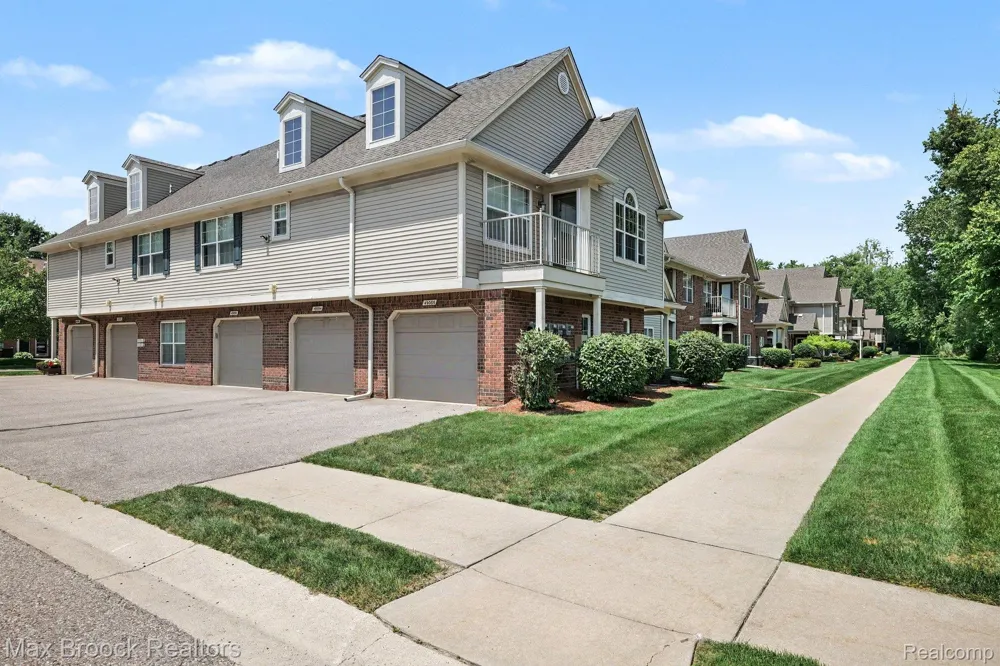 49086 W Woods Drive Shelby Charter Township, MI 48317