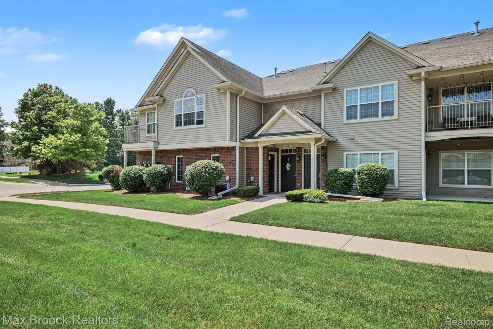 49086 W Woods Drive Shelby Charter Township, MI 48317