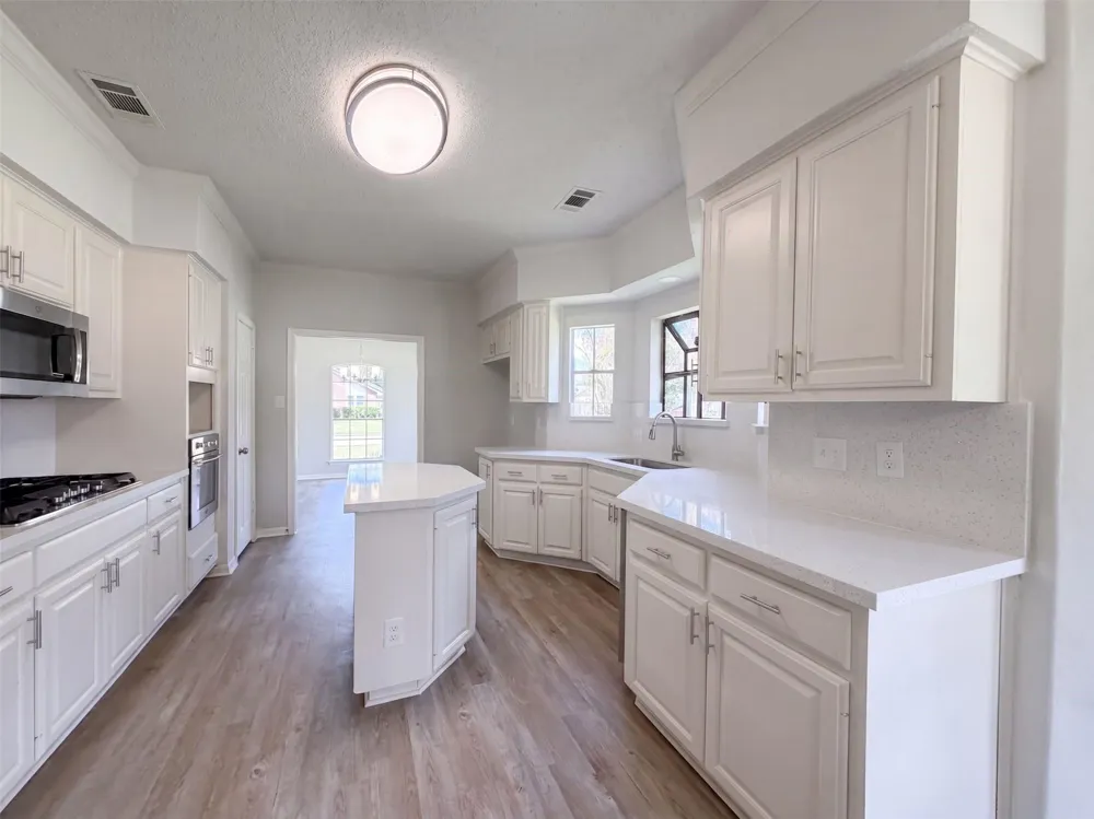 1102 Londonderry Avenue Friendswood, TX 77546