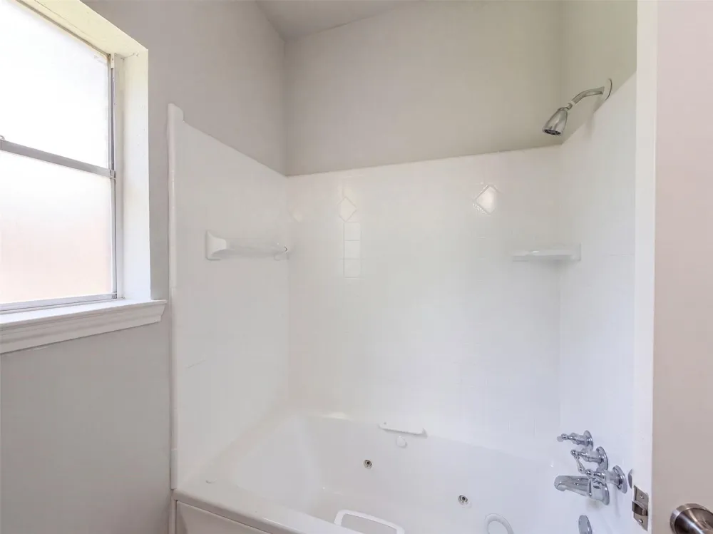 1102 Londonderry Avenue Friendswood, TX 77546