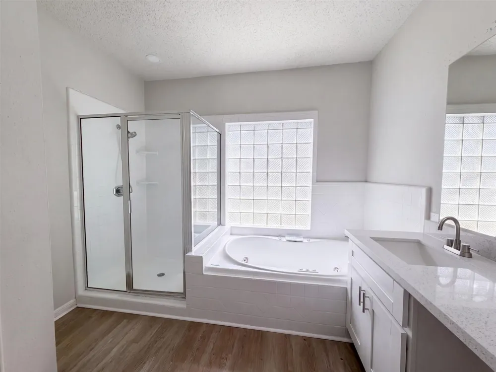1102 Londonderry Avenue Friendswood, TX 77546