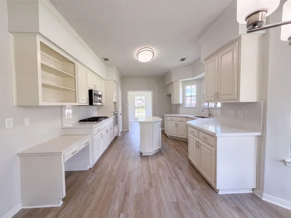 1102 Londonderry Avenue Friendswood, TX 77546