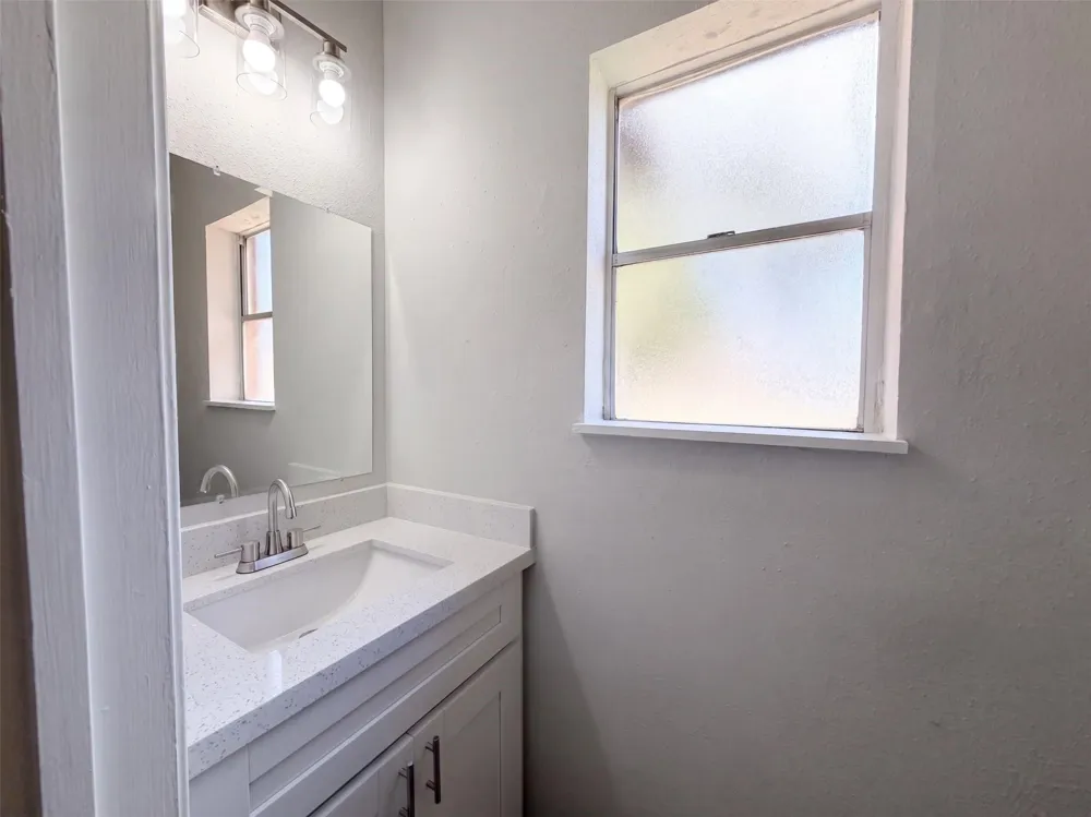 1102 Londonderry Avenue Friendswood, TX 77546