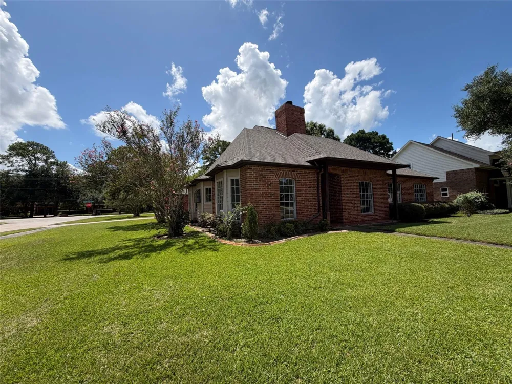 1102 Londonderry Avenue Friendswood, TX 77546