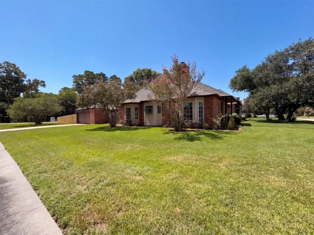1102 Londonderry Avenue Friendswood, TX 77546