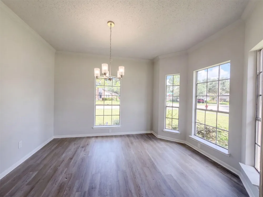 1102 Londonderry Avenue Friendswood, TX 77546