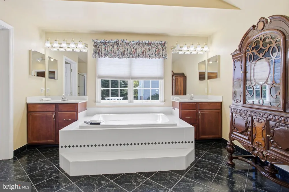 8 JESSE COURT Glen Mills, PA 19342