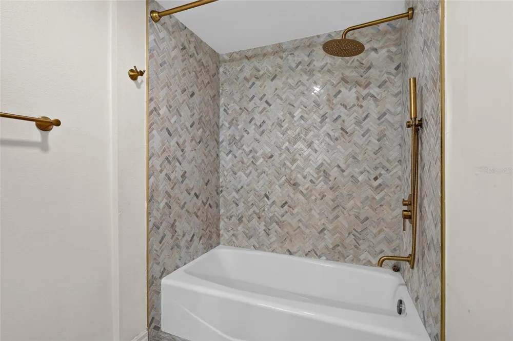 204 3RD STREET W #103 Bradenton, FL 34205