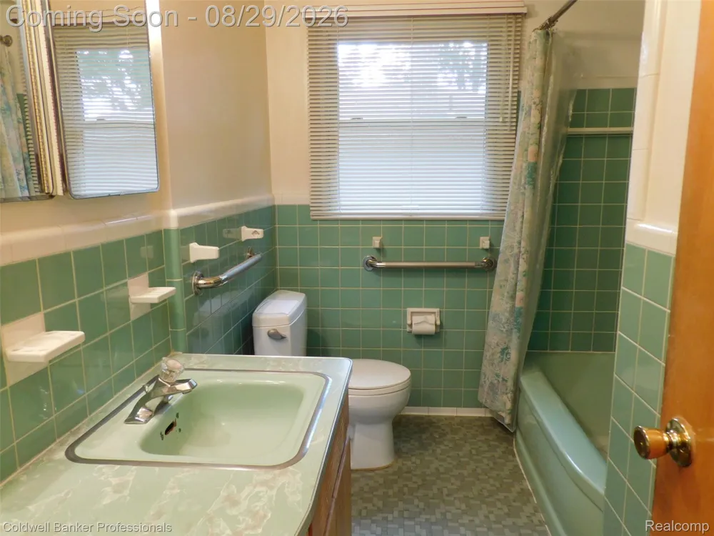 1527 Hazel Birmingham City, MI 48009