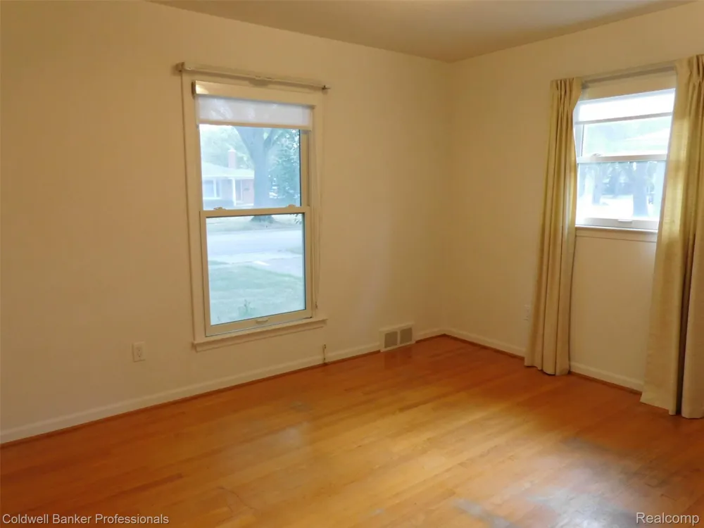 1527 Hazel Birmingham City, MI 48009