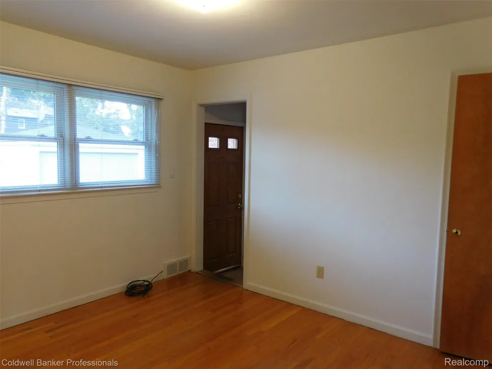 1527 Hazel Birmingham City, MI 48009