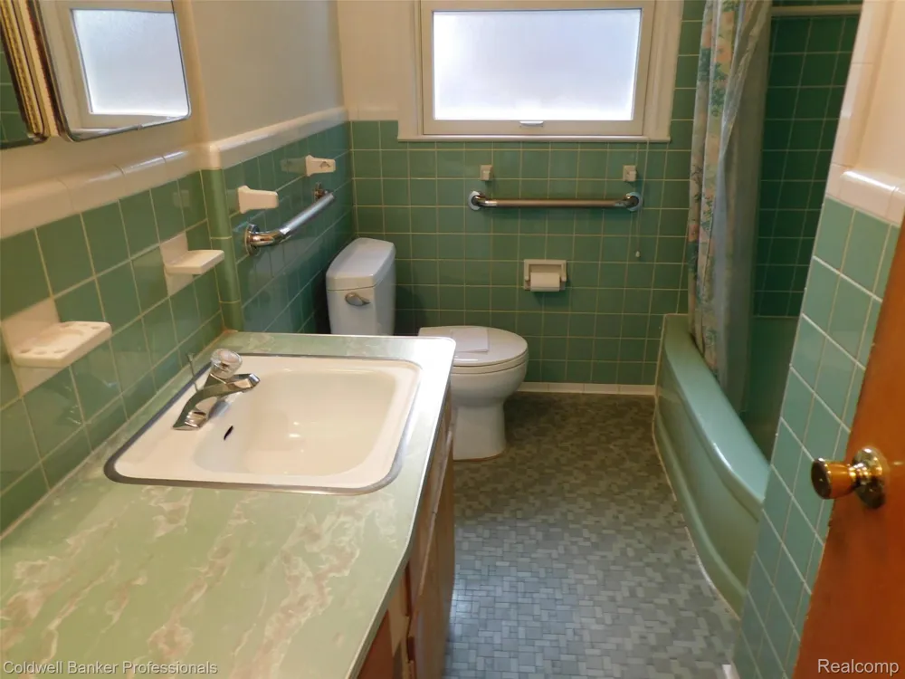 1527 Hazel Birmingham City, MI 48009