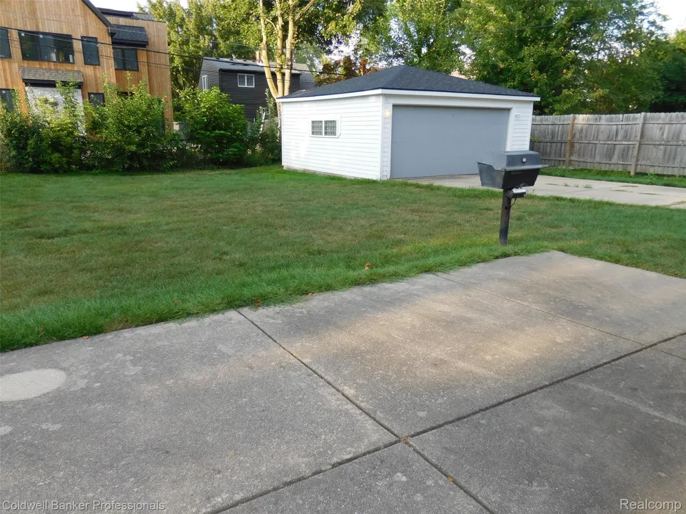 1527 Hazel Birmingham City, MI 48009