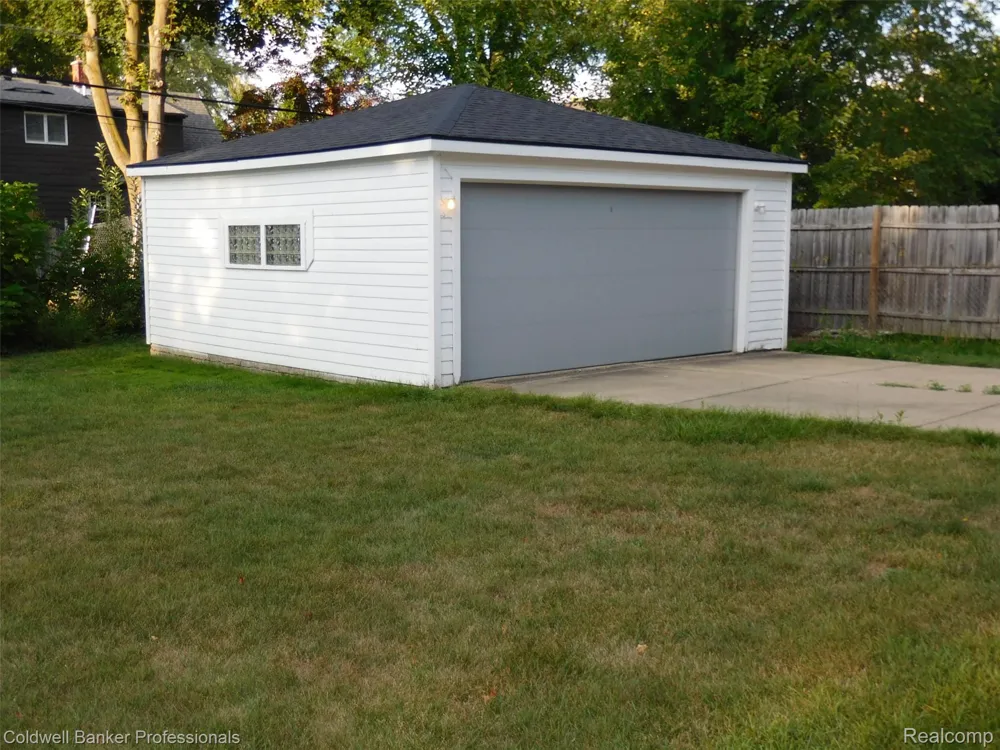 1527 Hazel Birmingham City, MI 48009
